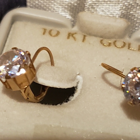 10 K GOLD PIERCED EARRINGS - Picture 4 of 7